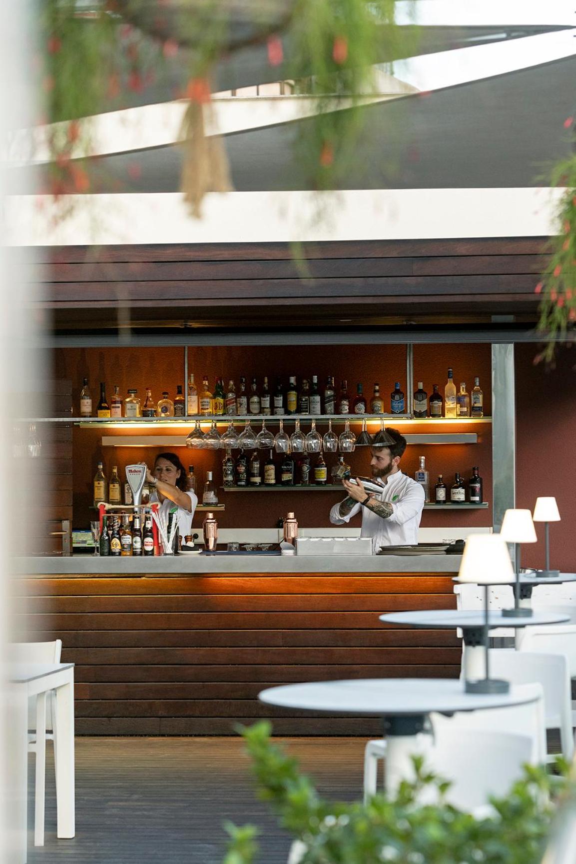 Hospes Amérigo Alicante Esterno foto A bar in a hotel