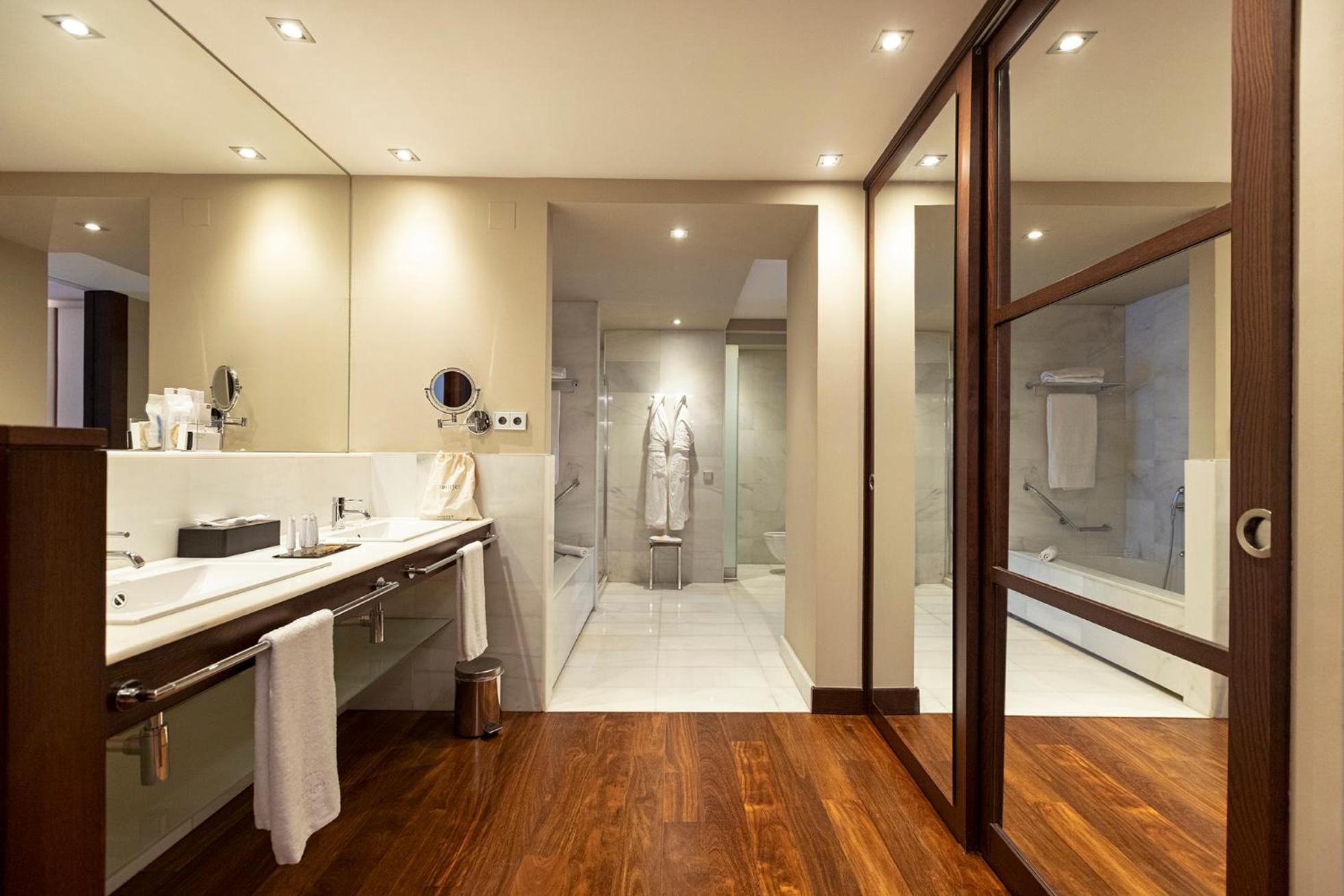 Hospes Amérigo Alicante Esterno foto Bathroom