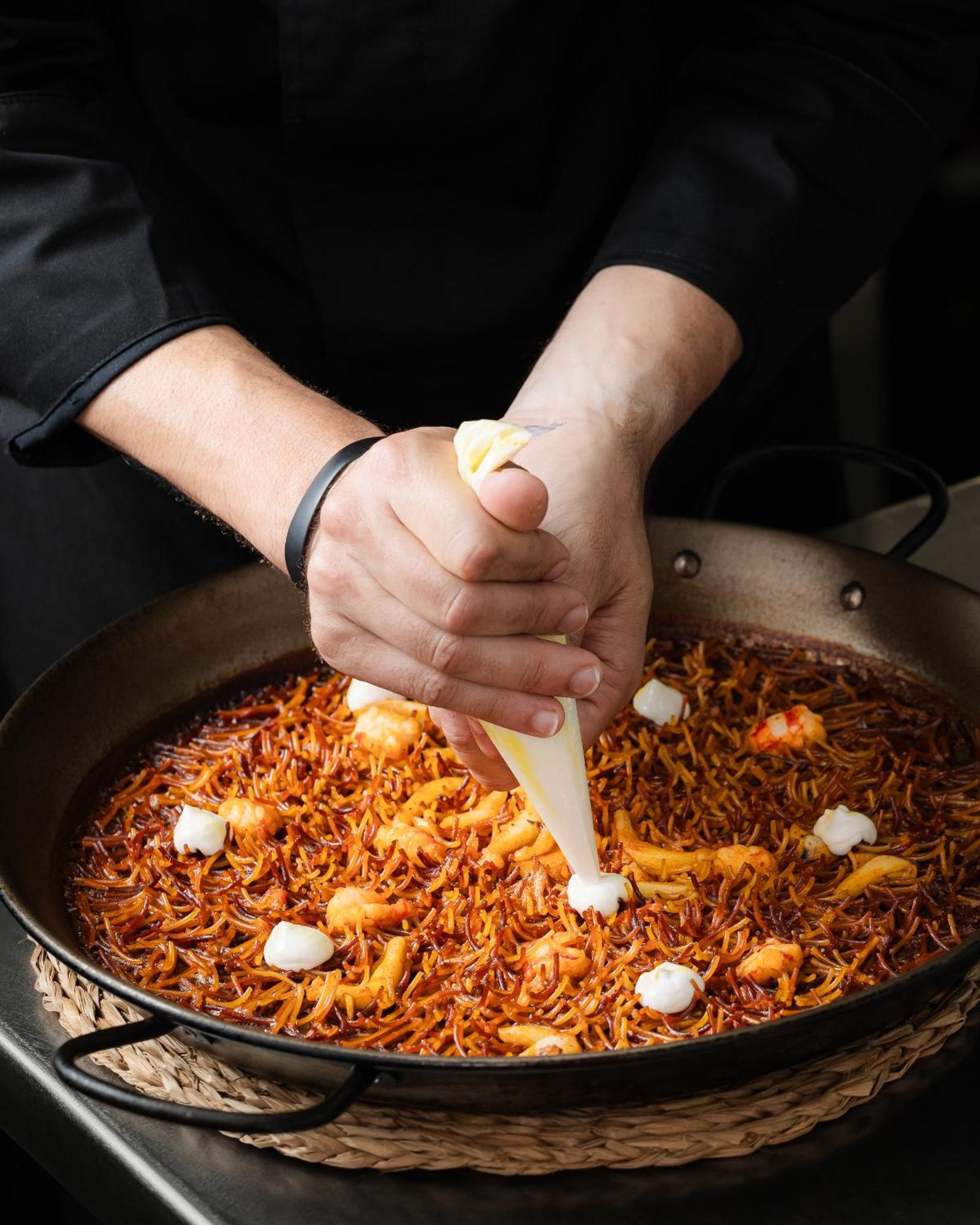 Hospes Amérigo Alicante Esterno foto Preparation of paella